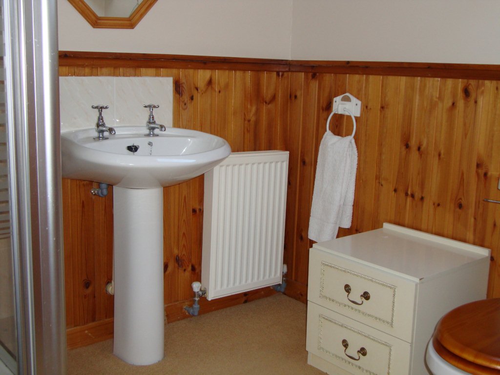 Ensuite Bathroom - Glenalva Bed and Breakfast